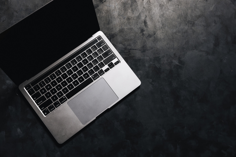 デスクに置かれたノートPC